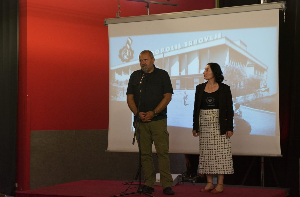 Zoran Poznič, director of DDT, who later became the Minister of Culture of Slovenia, addressing the audience, together with Lili Anamarija No.
